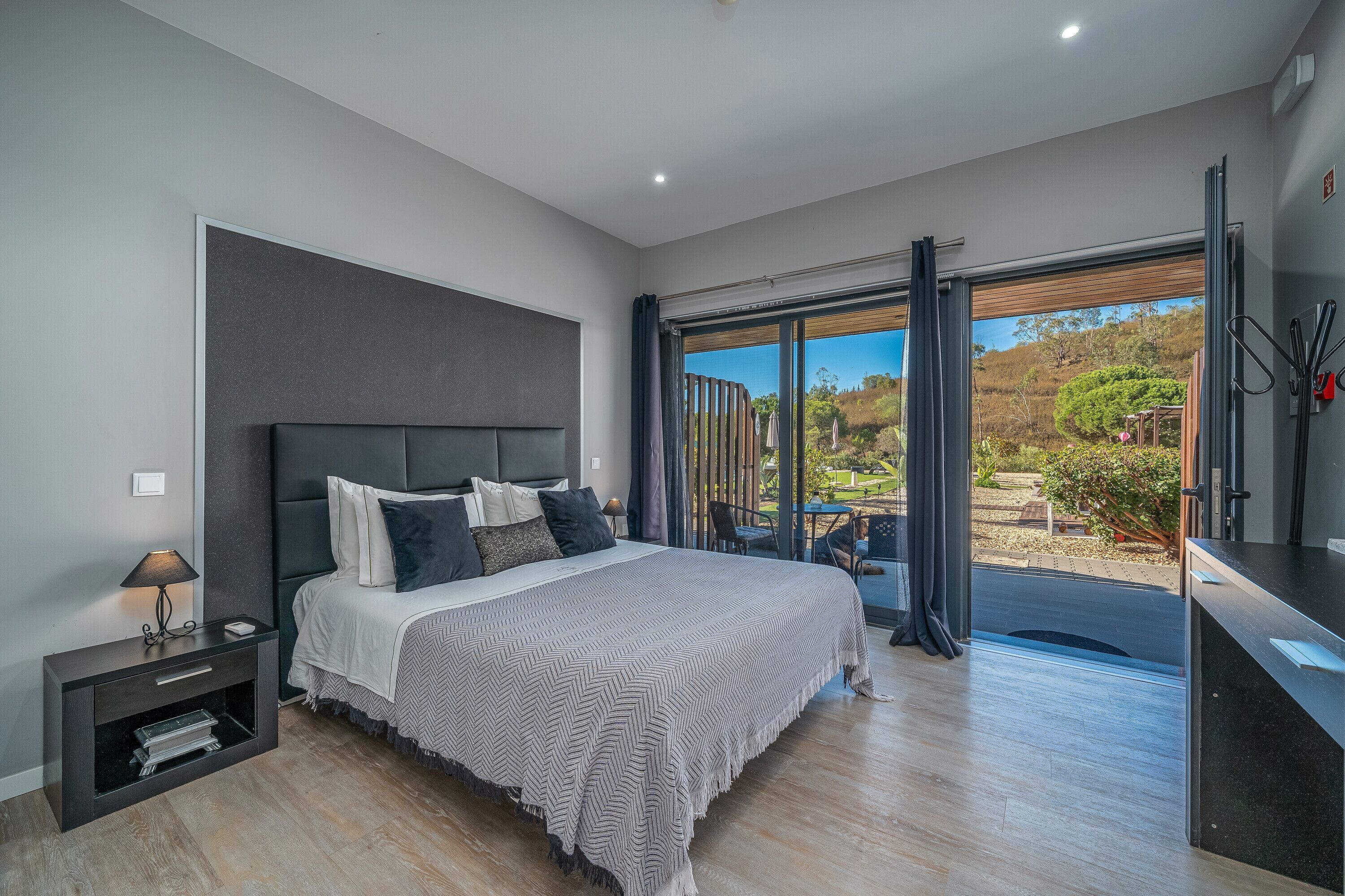 8 habitaciones, tabla de planchar con plancha, wifi y ropa de cama 