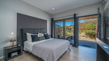 8 habitaciones, tabla de planchar con plancha, wifi y ropa de cama