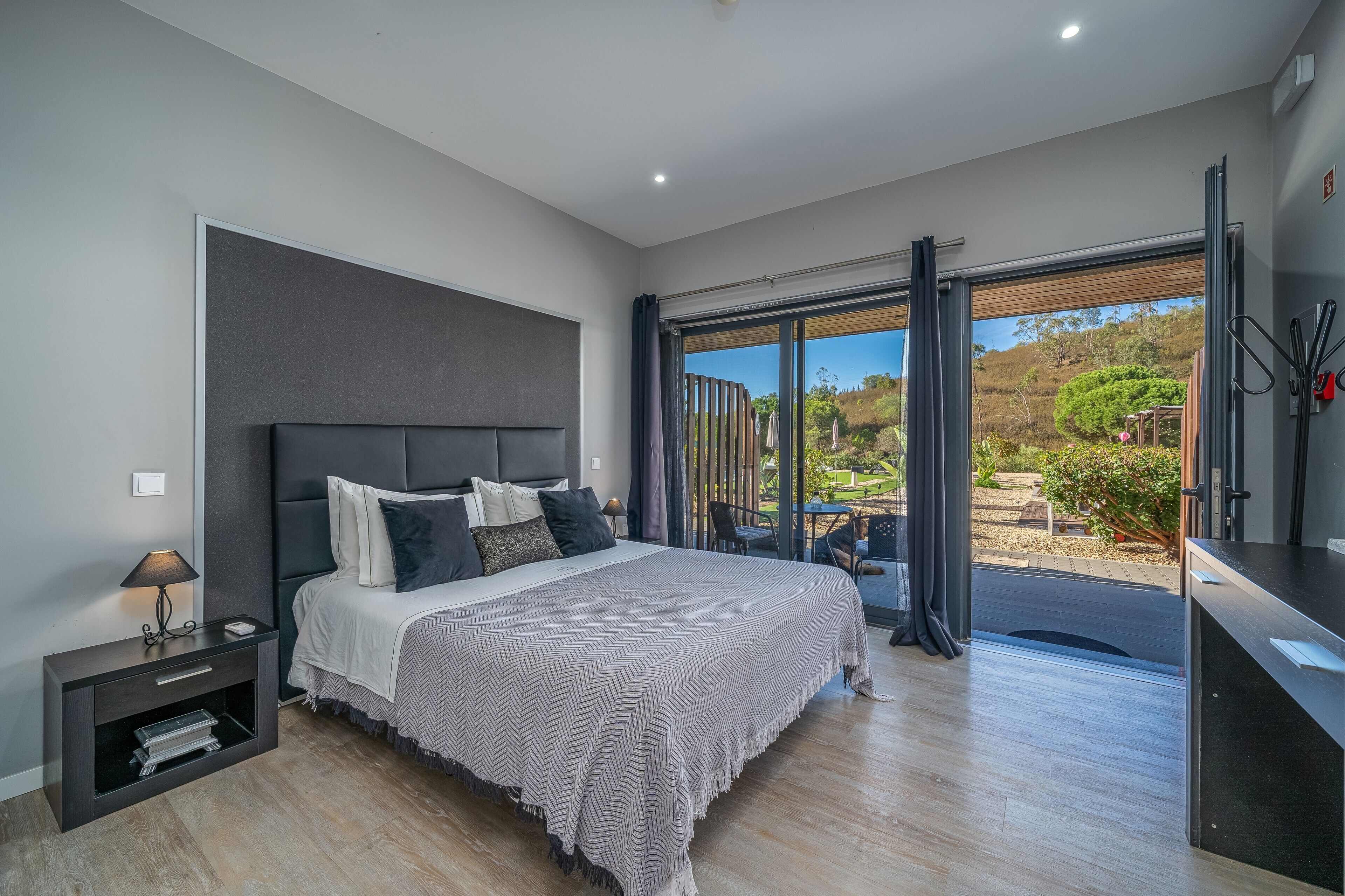 8 chambres, fer et planche à repasser, Wi-Fi, draps fournis