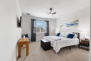 4 dormitorios, escritorio, tabla de planchar con plancha y cuna de viaje