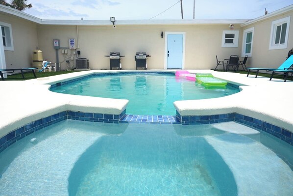 Pool - Modern 1 bedroom w/ 2 beds sleeps 5 beach access! (Daytona Beach)