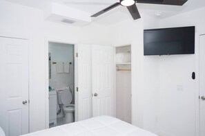 WiFi - Modern 1 bedroom w/ 2 beds sleeps 5 beach access! (Daytona Beach)