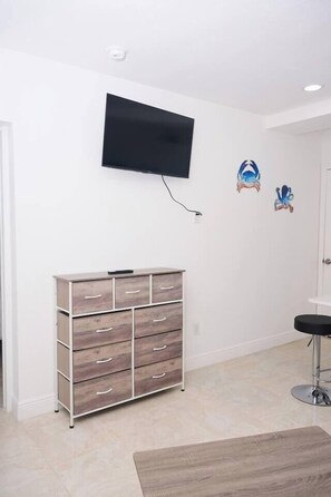 Interior - Modern 1 bedroom w/ 2 beds sleeps 5 beach access! (Daytona Beach)