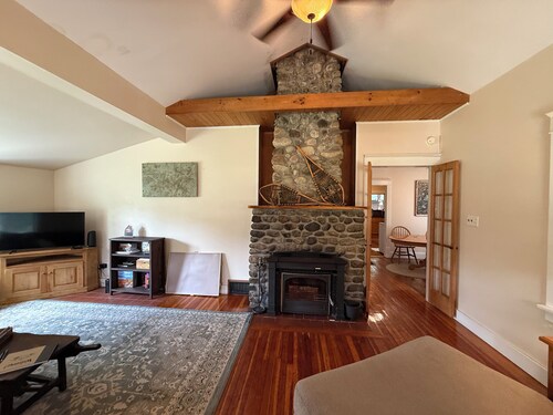 Charming 2-bedroom cabin in the Adirondacks with a treehouse and an artist loft