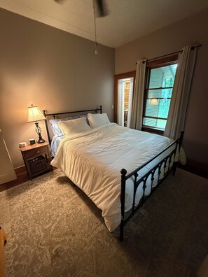 2 bedrooms, desk, iron/ironing board, free WiFi