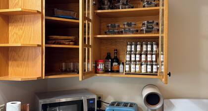 Charming 2-bedroom cabin in the Adirondacks with a treehouse and an artist loft