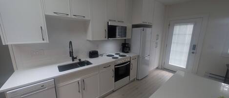 Mikrowelle, Ofen, Herdplatte, Geschirrspüler