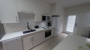 Micro-ondes, four, plaque de cuisson, lave-vaisselle
