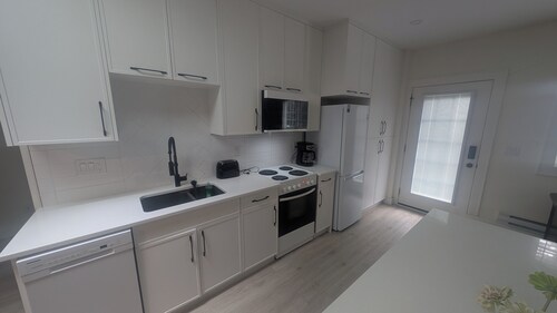 Modern 2BR Garden Suite • Near Downtown Victoria
