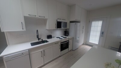 Modern 2BR Garden Suite • Near Downtown Victoria