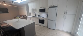 Modern 2BR Garden Suite • Near Downtown Victoria

