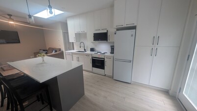 Modern 2BR Garden Suite • Near Downtown Victoria