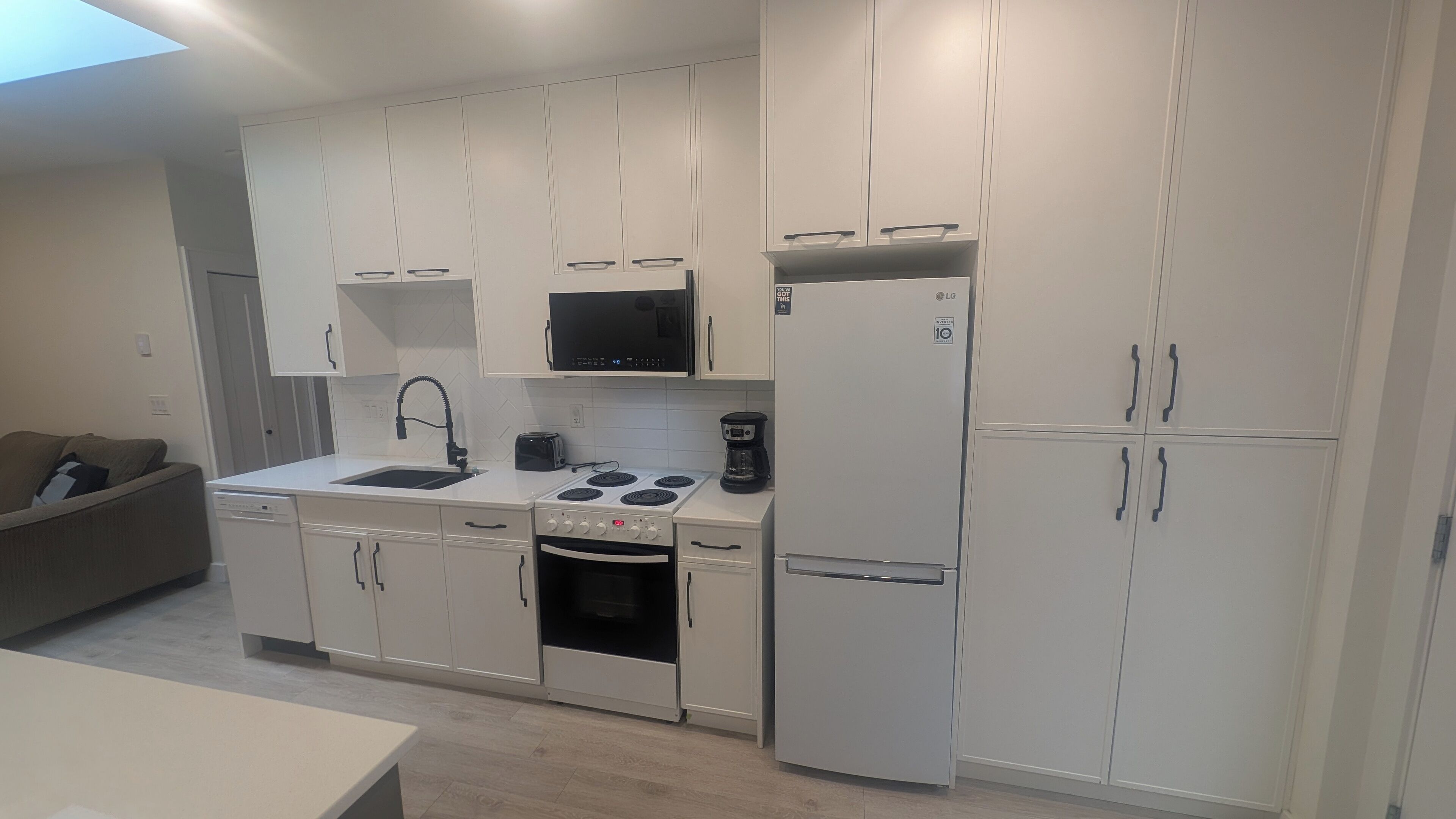 Microondas, horno, parrilla de estufa y lavavajillas 