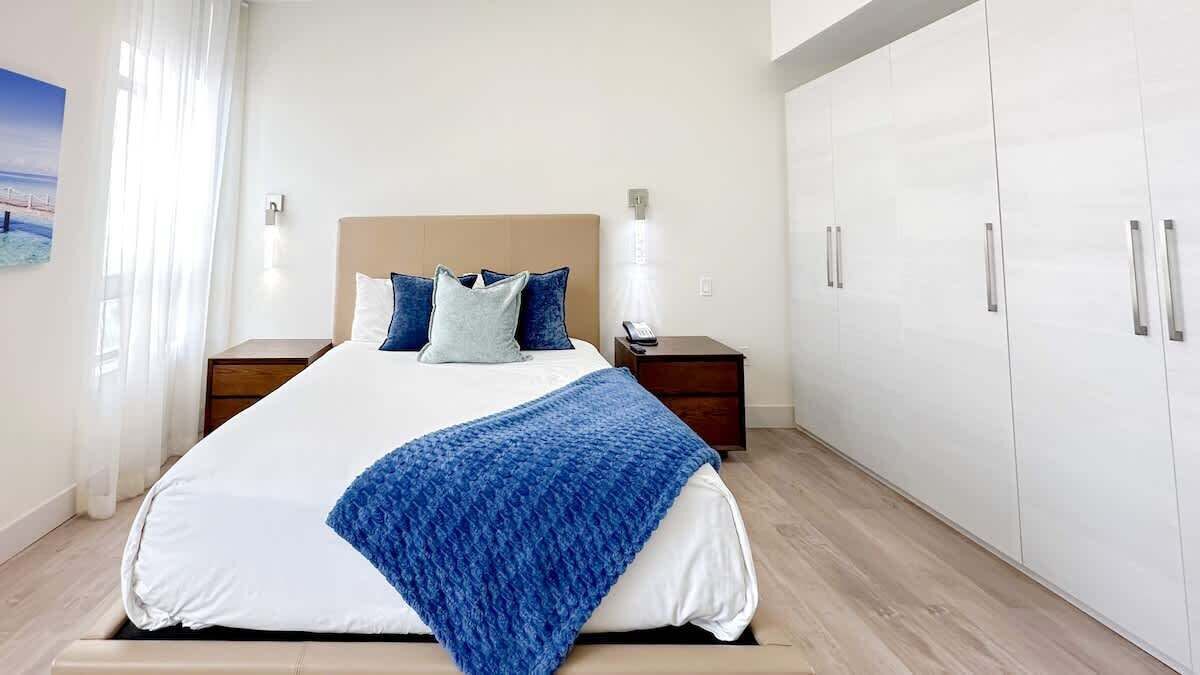 1 habitación, escritorio, tabla de planchar con plancha y cuna de viaje 