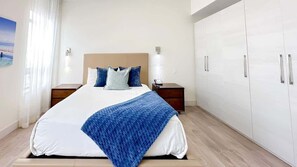 1 habitación, escritorio, tabla de planchar con plancha y cuna de viaje 