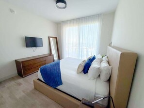 1 bedroom, travel cot, WiFi - Beachfront Escape Hollywood & Rooftop Pool Paradise (Hollywood)
