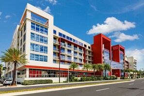 Exterior - Beachfront Escape Hollywood & Rooftop Pool Paradise (Hollywood)