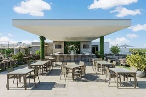 Outdoor dining - Beachfront Escape Hollywood & Rooftop Pool Paradise (Hollywood)