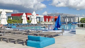 Pool - Beachfront Escape Hollywood & Rooftop Pool Paradise (Hollywood)