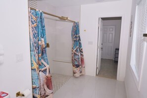 Bathroom - Spacious 2 bedroom with Oceanview across the Beach (Daytona Beach)