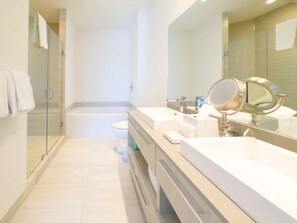 Shower, hair dryer, shampoo - Corner Escape | Steps to the Beach | Sunset Views (Hollywood)