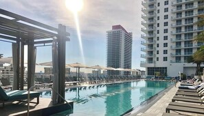 Pool - Corner Escape | Steps to the Beach | Sunset Views (Hollywood)