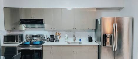 冷蔵庫、電子レンジ、オーブン、コンロ