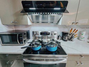 Kühlschrank, Mikrowelle, Ofen, Herdplatte