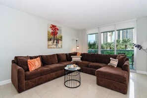 Smart TV, table tennis - G - Walk to beach!  Beautiful Pool and Tennis Courts (Sunny Isle)