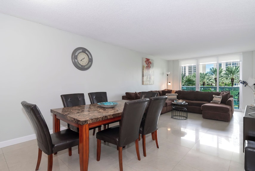 G - Walk To Beach! Beautiful Pool And Tennis Courts - Sunny Isles Beach, FL