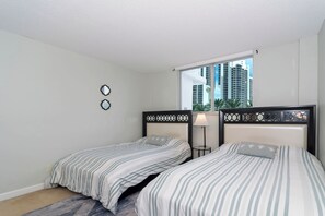 1 bedroom, iron/ironing board, WiFi, bed sheets - G - Walk to beach!  Beautiful Pool and Tennis Courts (Sunny Isle)