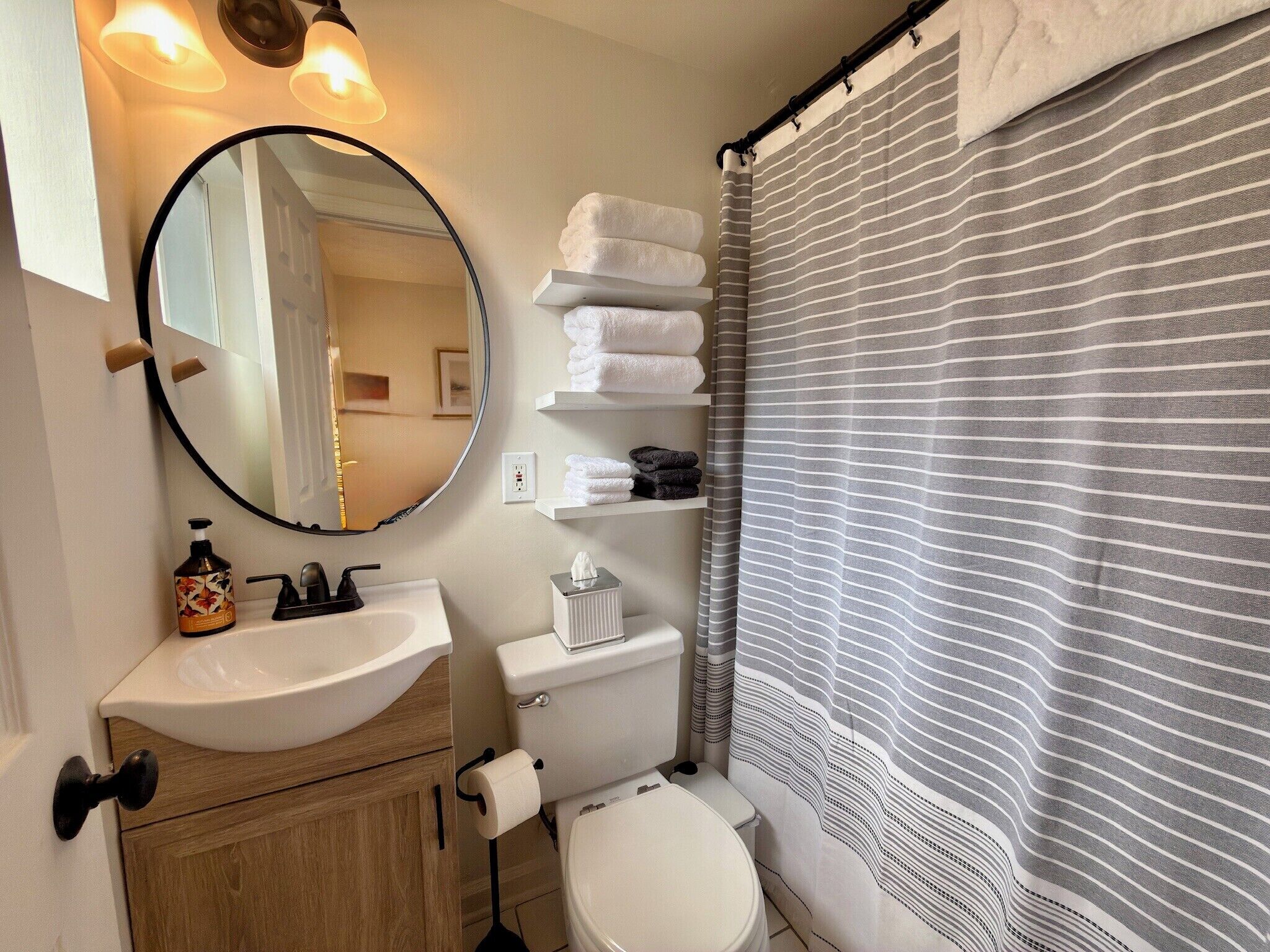 Douche, sèche-cheveux, serviettes fournies, savon