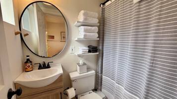 Een douche, een haardroger, handdoeken, zeep