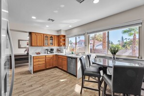 ثلاجة، ميكروويف، فرن، موقد طهي مسطح