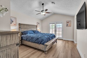 4 bedrooms, desk, iron/ironing board, free WiFi - Strip-side Villa: Pool, Mini Golf, Casino Games! (Las Vegas)