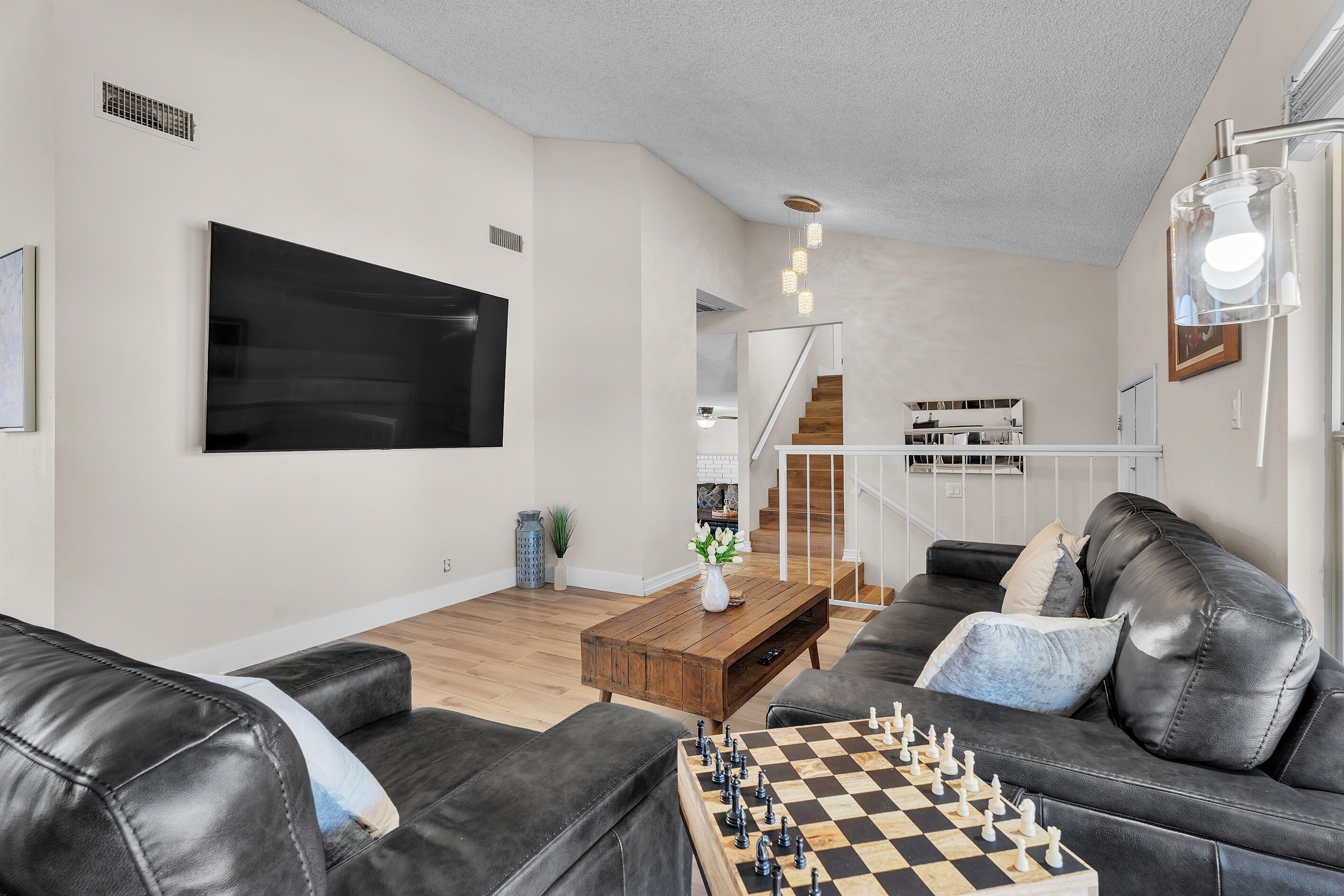 Een smart-tv, videogames en een tafeltennistafel