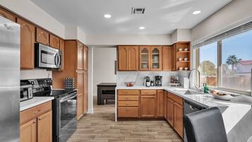 Frigorifero, microonde, forno, piano cottura