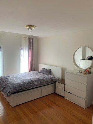 Superior-rum - utsikt mot trädgården | Strykjärn/strykbräda och gratis wi-fi