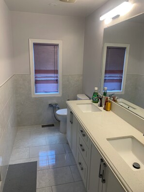 Superior-rum - utsikt mot trädgården | Badrum | Badkar/dusch, gratis toalettartiklar, hårtork och handdukar