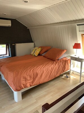 1 slaapkamer, een strijkplank/strijkijzer, wifi, beddengoed