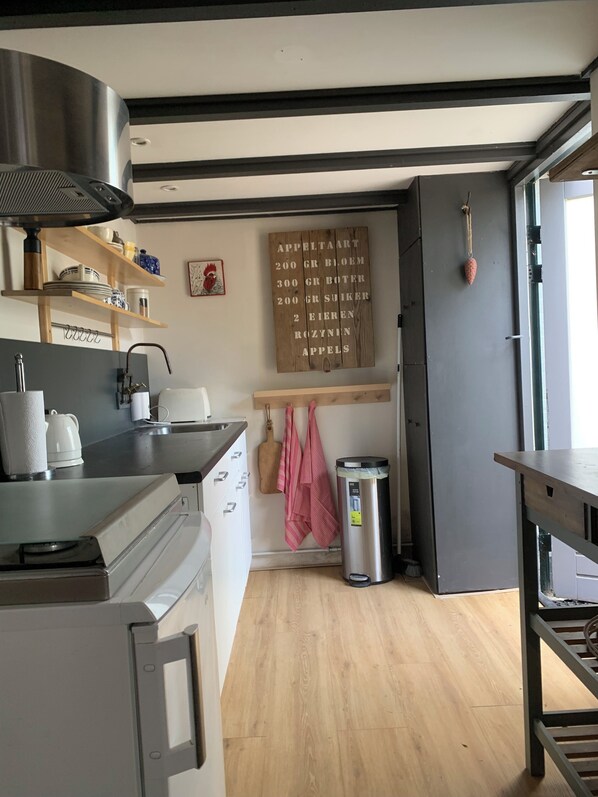 Een microgolfoven, een oven, een kookplaat