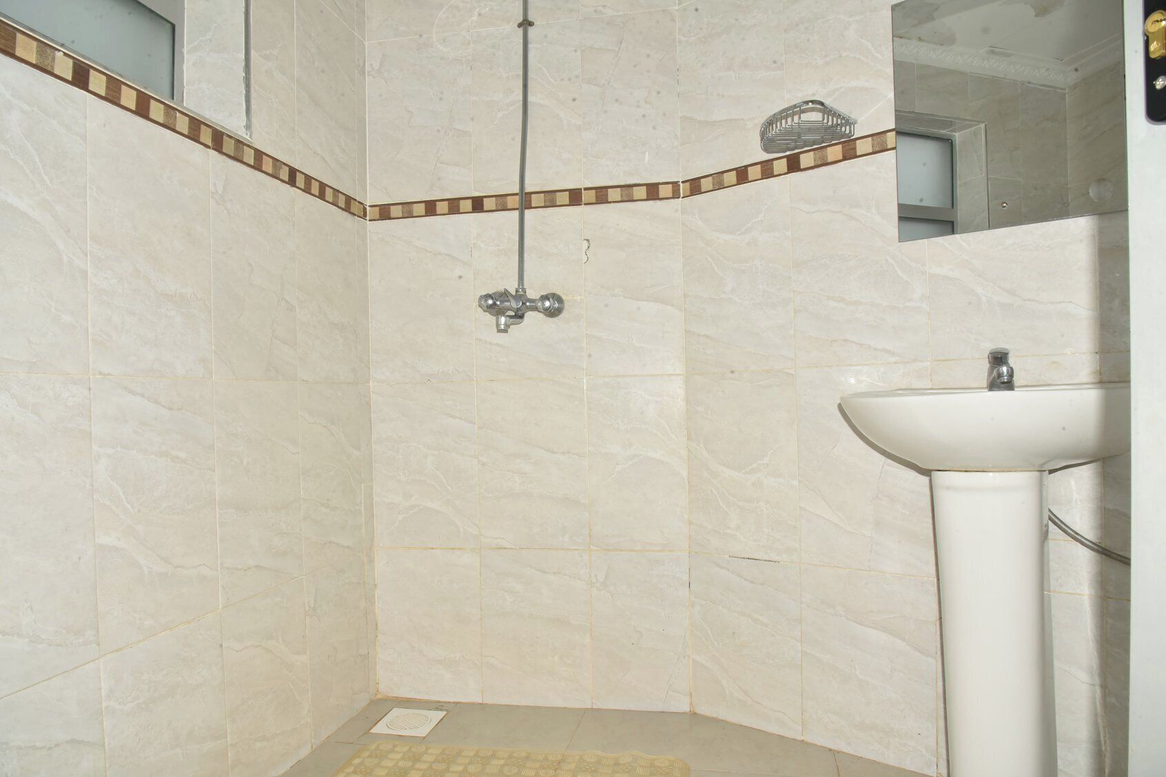 Dutxa, sabatilles, tovalloles i sabó 