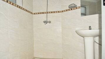 Dutxa, sabatilles, tovalloles i sabó