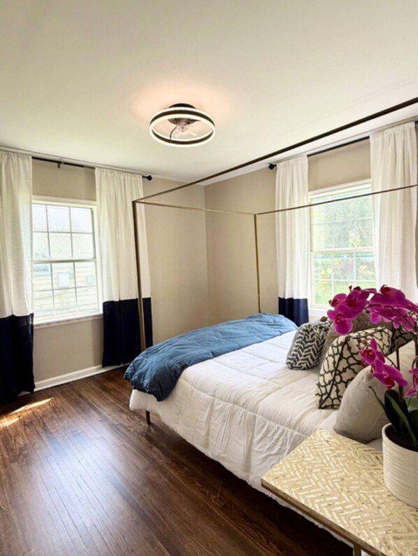 2 bedrooms, travel cot, free WiFi, bed sheets - The Golden Driller: Tulsa Fairgrounds (Tulsa)