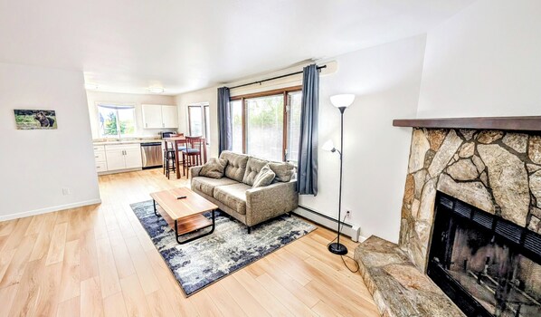 TV - Brand New Large 2Bd/1Ba Apartment - Near Downtown, King Bed! (Anchorage)