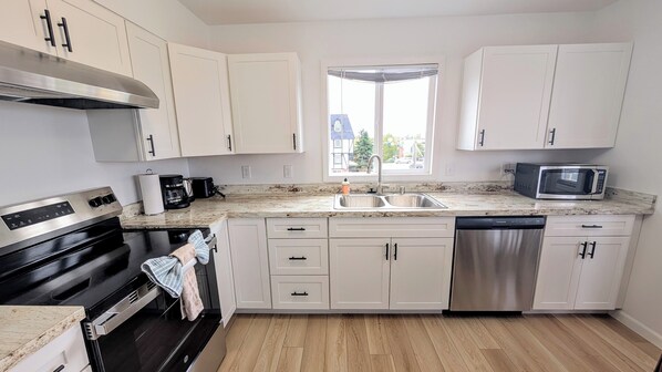 Four Ă micro-ondes, un four, surface de cuisson, lave-vaisselle