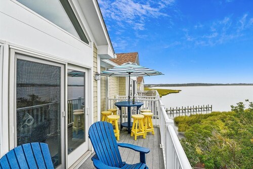 Entire Villa with Gorgeous Bay Views and 5 minute Walk to the Beach