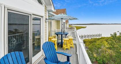 Entire Villa with Gorgeous Bay Views and 5 minute Walk to the Beach