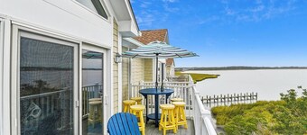 Entire Villa with Gorgeous Bay Views and 5 minute Walk to the Beach