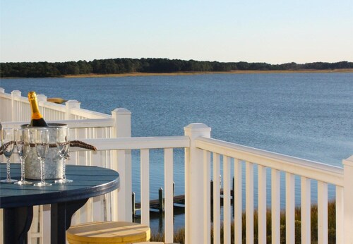 Entire Villa with Gorgeous Bay Views and 5 minute Walk to the Beach